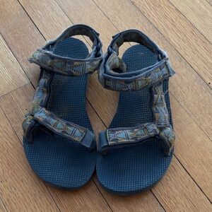 Teva women’s sz 7 Sandals with cool hippie pastel Pattern